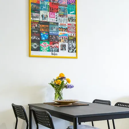 Yellow Submarine Se Slunnou Terasou *