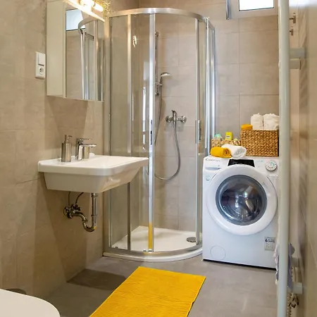 Yellow Submarine Se Slunnou Terasou * كوتنا هورا