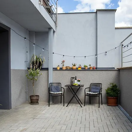 Yellow Submarine Se Slunnou Terasou *