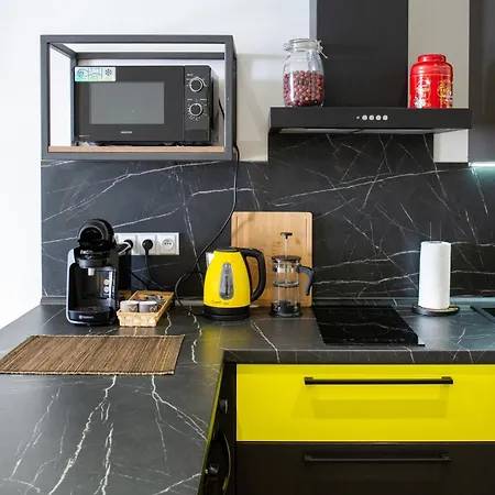 Yellow Submarine Se Slunnou Terasou كوتنا هورا