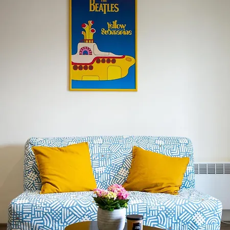 Yellow Submarine Se Slunnou Terasou *