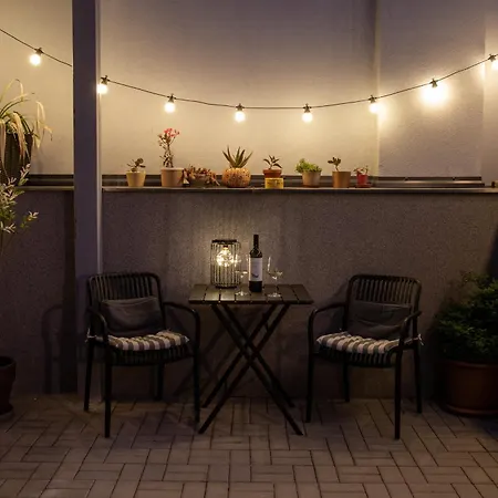 Yellow Submarine Se Slunnou Terasou * كوتنا هورا