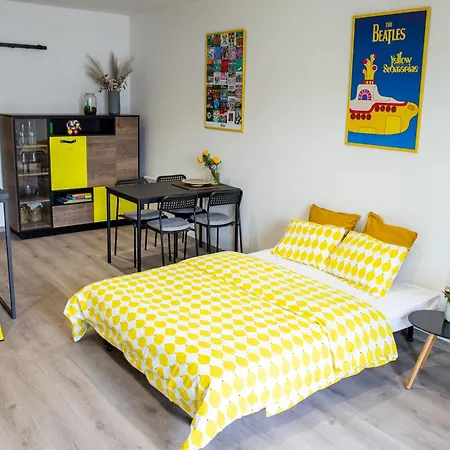 Yellow Submarine Se Slunnou Terasou * كوتنا هورا