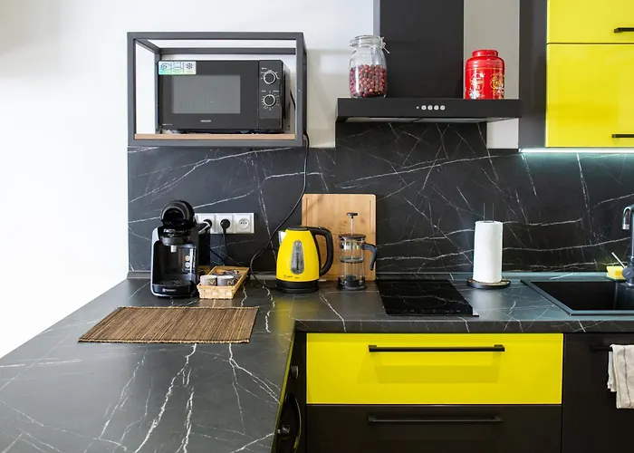 Yellow Submarine Se Slunnou Terasou Kutna Hora