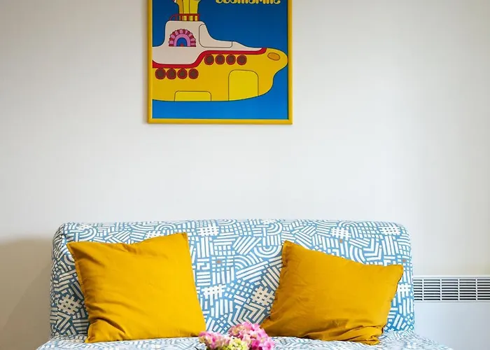 Yellow Submarine Se Slunnou Terasou *